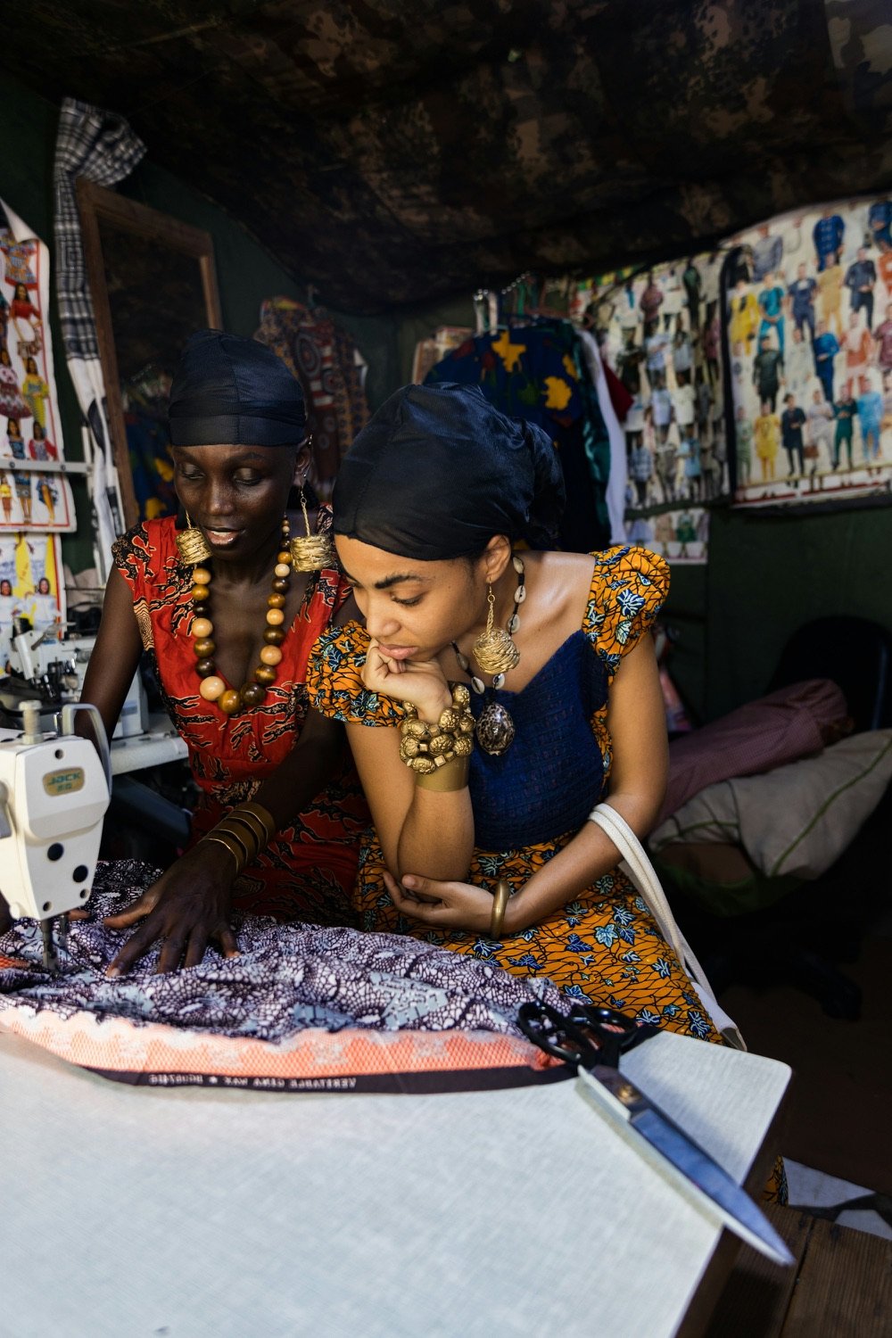 Deux couturières travaillent un tissu dans leur atelier