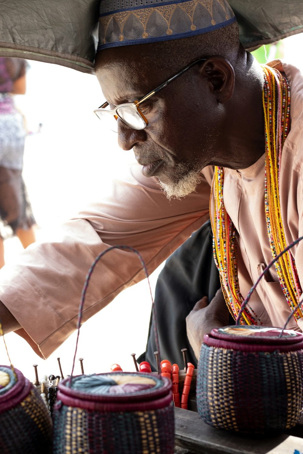 Un artisan tresse des paniers